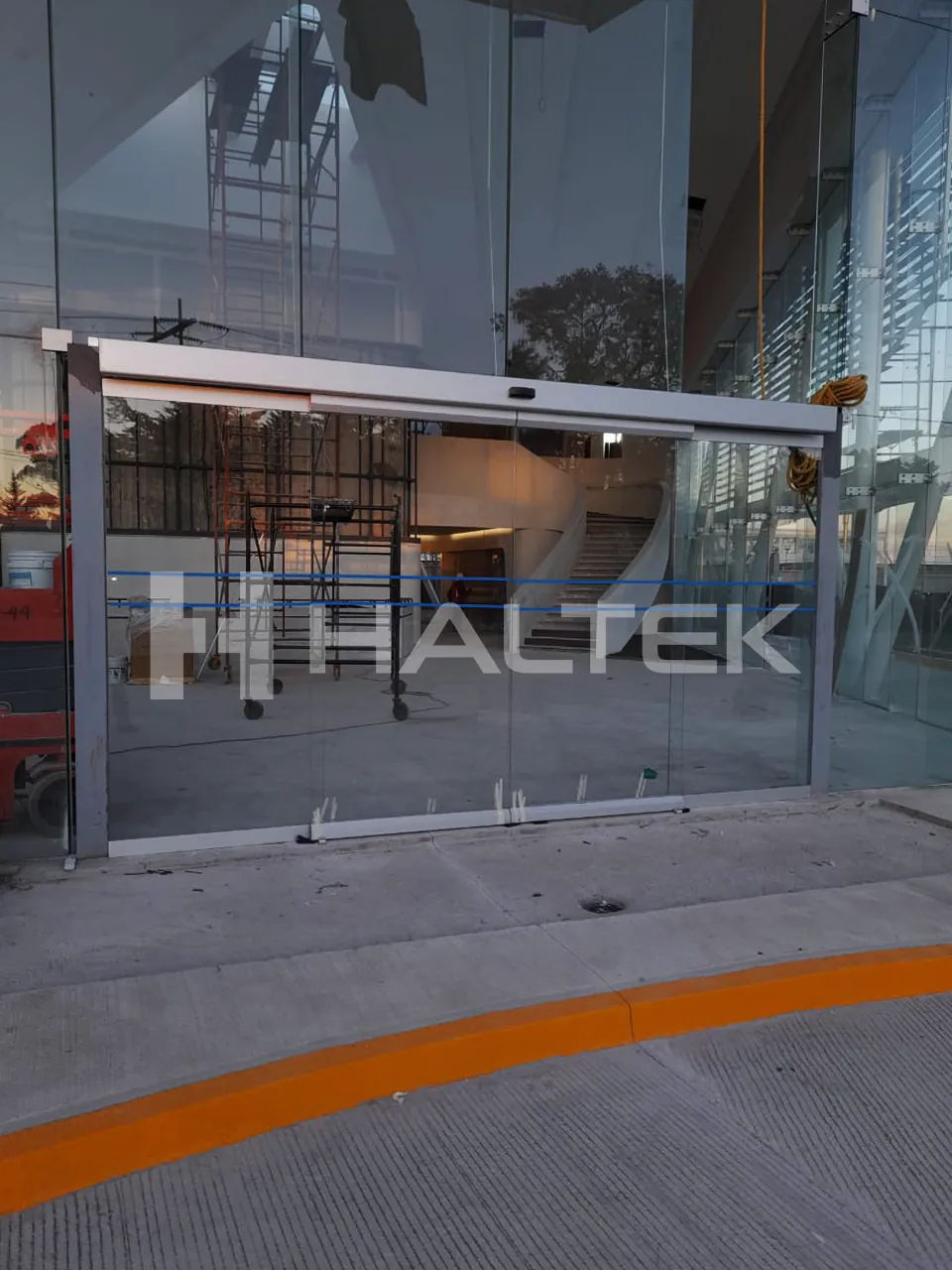 Puerta Automática instalada por HALTEK en Genomma Lab